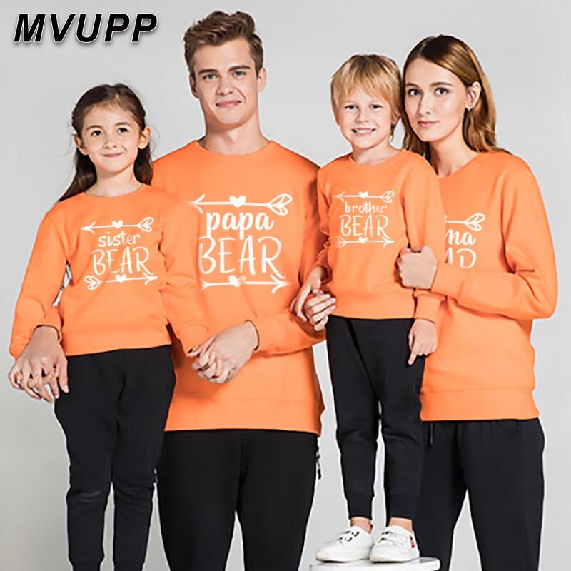Mama baby maching outfits daddy and son sweatshirt mom daughters clothes lovely the small bear print sweaters Look casual